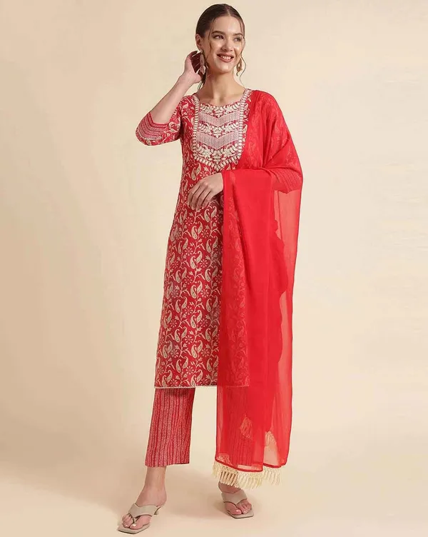Glamorous_Cotton_Floral_Print_With_Embroidery_Kurta_Lining_Print_Pent_And_Dupatta_Set