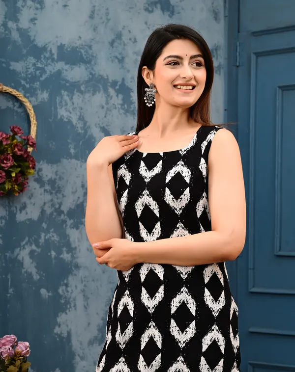 Floral_Print_Black_Sleeveless_Kurti_for_Women