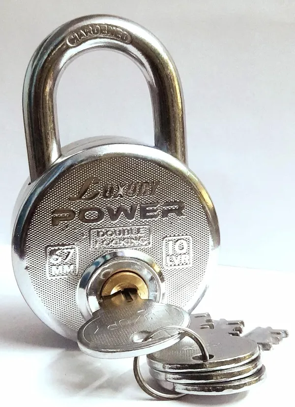 Pack_of_1_Silver_Luxury_Round_67Mm_Heavy_Lock_For_Home_Gate_Shop_Shutter,_Double_Locking_4_Keys_8_Levers,_Big_Tumbler_Padlocks_Chrome.
