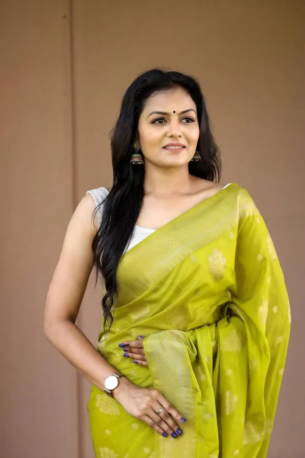 Parrot_Green_Banarasi_Saree_New_Collection_with_Jacquard_&_Rich_Pallu_|_Latest_Design_Pattu_Party_Wear_Sadi_with_Blouse_Piece_|_Soft_Lichi_Silk_Saree
