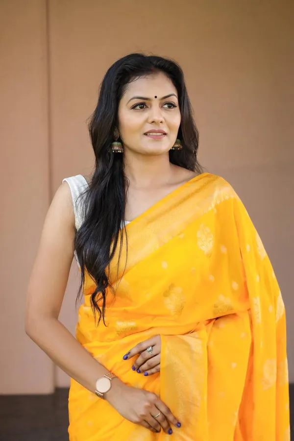 Yellow_Banarasi_Saree_New_Collection_with_Zari_Butta_&_Rich_Pallu_|_Latest_Design_Party_Wear_Sari_with_Blouse_Piece_|_Soft_Lichi_Silk_Saree