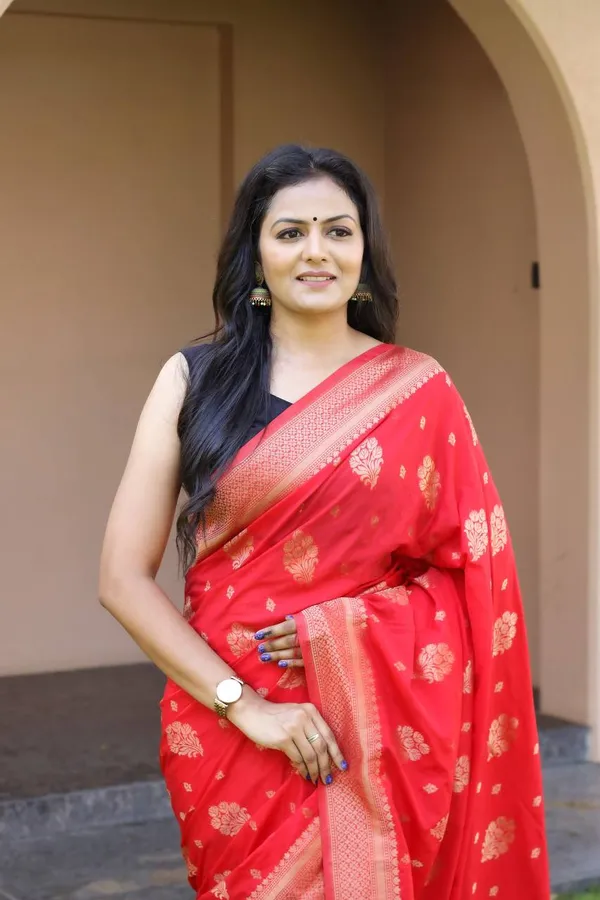 Red_Banarasi_Saree_New_Collection_�_Designer_Partywear_Silk_Sari_with_Rich_Pallu_&_Gold_Zari_Work_|_Wedding_&_Festive_Wear_|_Soft_Lichi_Silk_Saree