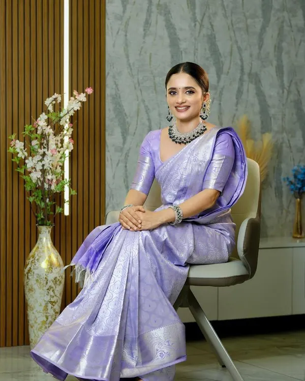 Lavender_Banarasi_Litchi_Silk_Saree_-_Lavender_party_wear_saree_new_collection_|_Latest_Design,_Pattu_Party_Wear_Sari_with_Blouse_Piece_-_Soft_Litchi_Silk