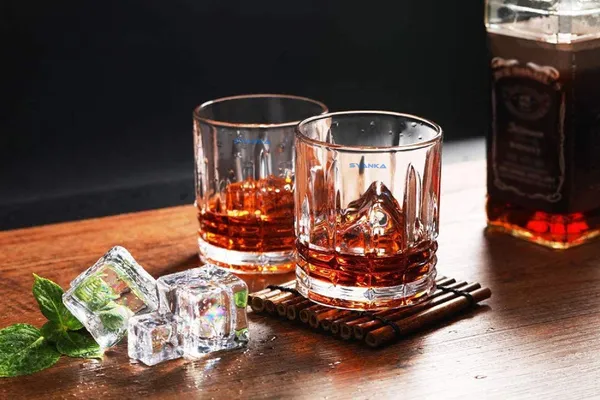 Set_of_2_Italian_Premium_Whiskey_Glasses_for_Drinks_|_Stylish_and_Attractive_Crystal_Design_Glasses