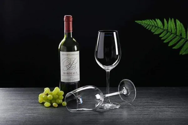 Set_of_4_Italian_Premium_Wine_Glasses_for_Red_and_White_Wine_|_Stylish_and_Attractive_Crystal_Design_Glasses