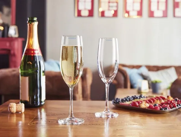 Set_of_6_Italian_Premium_Champagne_Flutes_Glasses_for_Red_and_White_Wine_|_Stylish_and_Attractive_Crystal_Design_Glasses