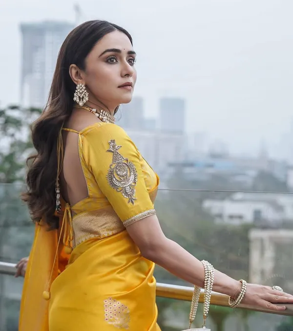Elegant_Yellow_Soft_Lichi_Silk_Saree_with_Rich_Jacquard_Work_&_Heavy_Brocade_Blouse_�_Traditional_Festive_Wear