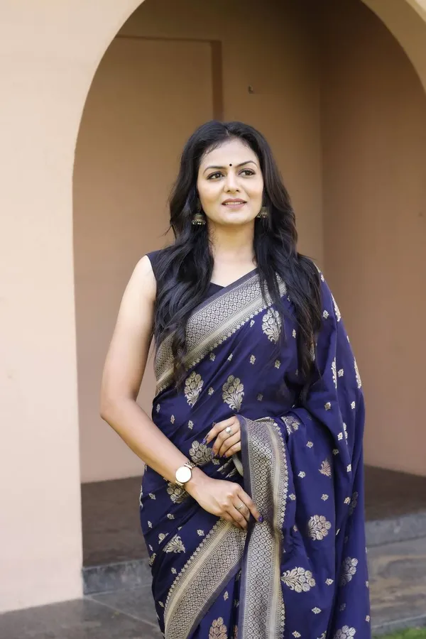 Navy_Blue_Banarasi_Saree_New_Collection_�_Royal_Partywear_Saree_with_Rich_Pallu_&_Gold_Zari_Weaving_|_Wedding_&_Festive_Sadi_|_Lichi_Silk_Saree