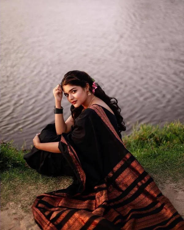 Black_Kanjivaram_Pattu_Party_Wear_Sadi_with_Blouse_Piece_�_Latest_Design_Two_Tone_Wedding_Sari_in_Soft_Lichi_Silk