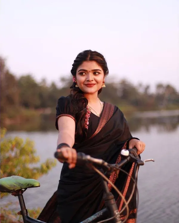 Black_Kanjivaram_Pattu_Party_Wear_Sadi_with_Blouse_Piece_�_Latest_Design_Two_Tone_Wedding_Sari_in_Soft_Lichi_Silk