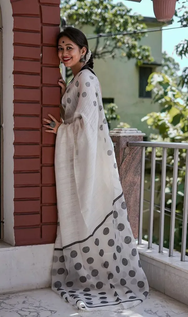 White_Cotton_Silk_Saree_New_Collection_|_Latest_Design_Polka_Dot_Saree_with_Contrast_Black_Blouse_Piece_|_Soft_Lilan_Slab