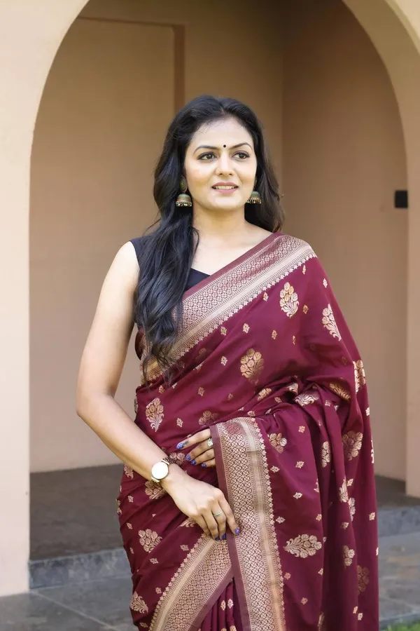 Wine_Banarasi_Saree_New_Collection_�_Stylish_Ethnic_Silk_Sadi_with_Rich_Pallu_&_Gold_Zari_Work_|_Partywear_&_Wedding_Saree_|_Soft_Lichi_Silk_Saree