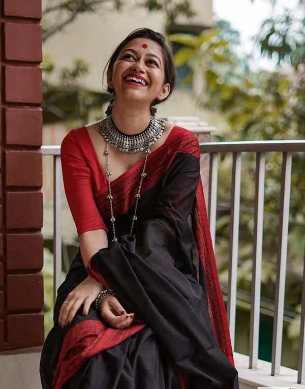Black_Saree_New_Collection_with_Rich_Red_Woven_Border_�_Stylish_Partywear_Saree_for_Women_|_Trending_Traditional_Sadi_with_Blouse_Piece_|_Elegant_Wedding_&_Pattu_Party_Wear_Designer_Saree_|_Soft_Cotton_Slub_Material