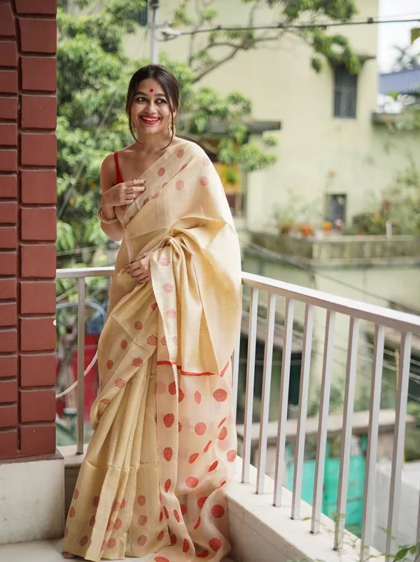Beige_Cotton_Silk_Saree_New_Collection_|_Latest_Design_Polka_Dot_Saree_with_Contrast_Red_Blouse_Piece_|_Soft_Lilan_Slab