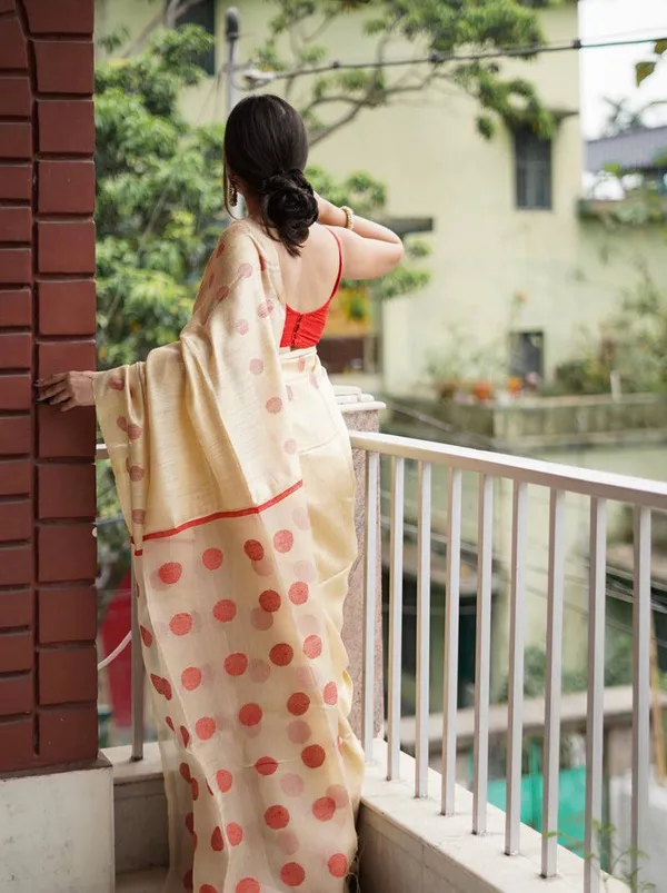 Beige_Cotton_Silk_Saree_New_Collection_|_Latest_Design_Polka_Dot_Saree_with_Contrast_Red_Blouse_Piece_|_Soft_Lilan_Slab