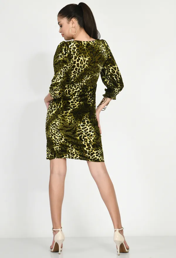 Bold_&_Chic_Leopard_Print_Velvet_Dress