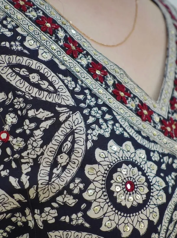 Cotton_Embroidered_Jaipuri_Black_Kurta_Set_Mul_Cotton_Dupatta