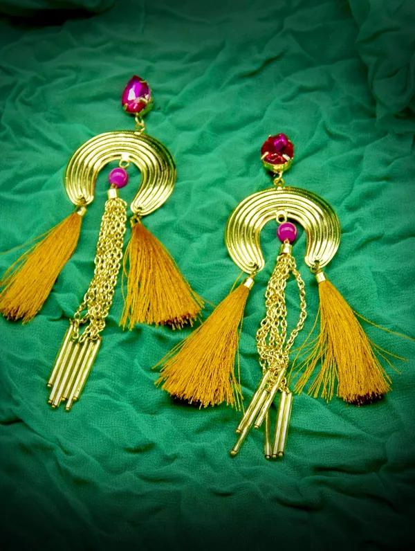 Gokd_Horseshoe_Shaped_Tassel_Earrings_For_Women