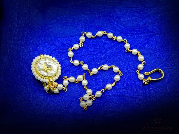 Golden_Kundan_Nose_Pin_With_Chain_Clip_On_Nose_Ring_Small_Nath_Kundan_(1.5Cms)_For_Women_And_Girls_Pack_Of_1