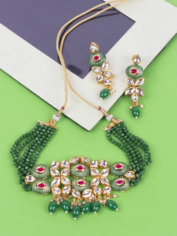 Green_Gold_Toned_Kundan_And_Green_Enamel_Jewellery_Set_Embellished_With_Emrald_Beads_For_Women_And_Girls