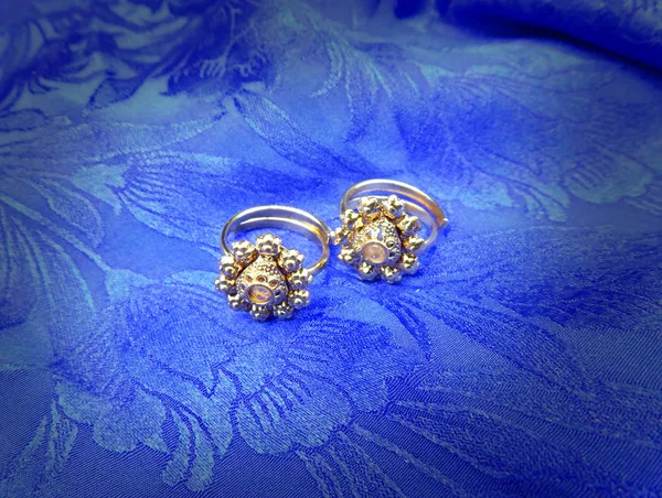 Gold_Color_Copper_Material_Traditional_Tilak_Shaped_Toe_Ring_For_Women_And_Girls_Pair_Of_1
