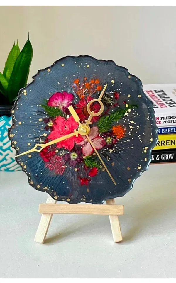 Grey_&_Red_Resin_Art_Floral_Table_Clock_For_Home_Decorations