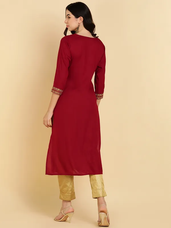Maroon_Embroidered_Floral_Thread_Work_Kurta_For_Women