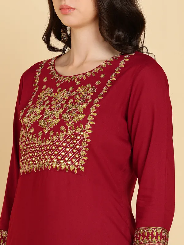 Maroon_Embroidered_Floral_Thread_Work_Kurta_For_Women