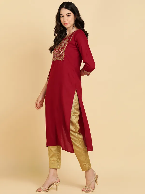 Maroon_Embroidered_Floral_Thread_Work_Kurta_For_Women