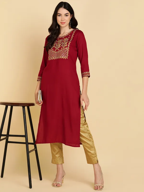 Maroon_Embroidered_Floral_Thread_Work_Kurta_For_Women