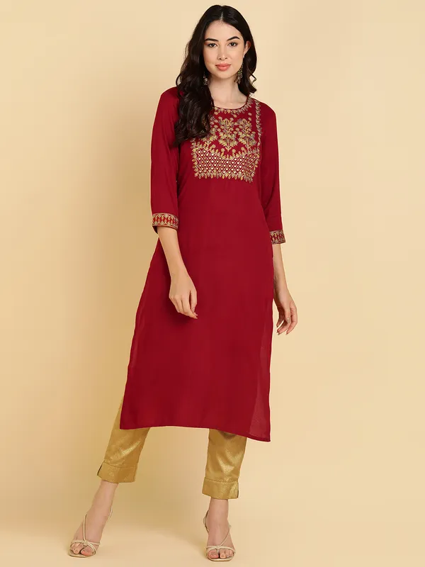 Maroon_Embroidered_Floral_Thread_Work_Kurta_For_Women