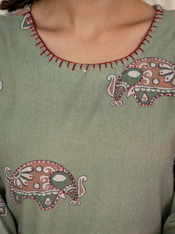Women_Ethnic_Motifs_Printed_Thread_Work_Kurta_with_Trousers_&_Dupatta