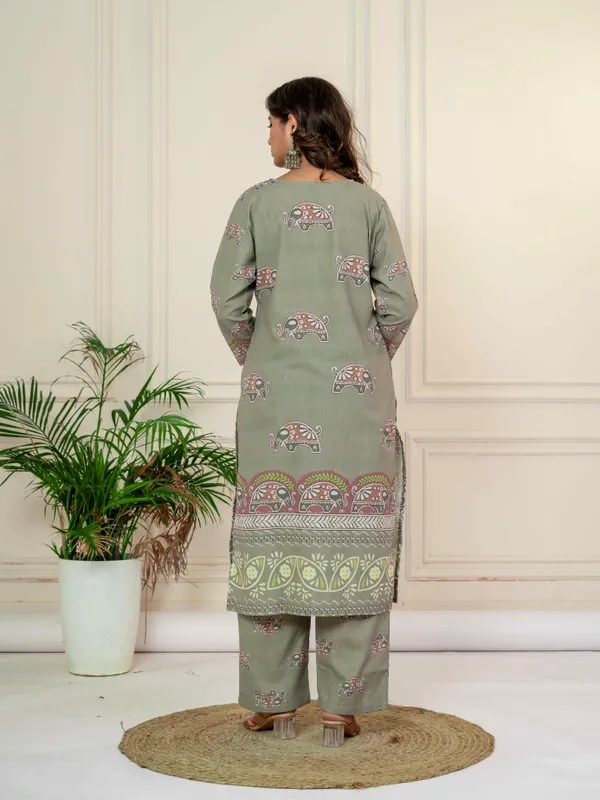 Women_Ethnic_Motifs_Printed_Thread_Work_Kurta_with_Trousers_&_Dupatta