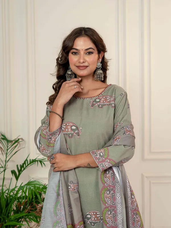 Women_Ethnic_Motifs_Printed_Thread_Work_Kurta_with_Trousers_&_Dupatta