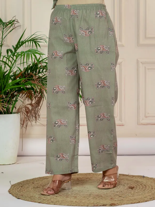 Women_Ethnic_Motifs_Printed_Thread_Work_Kurta_with_Trousers_&_Dupatta