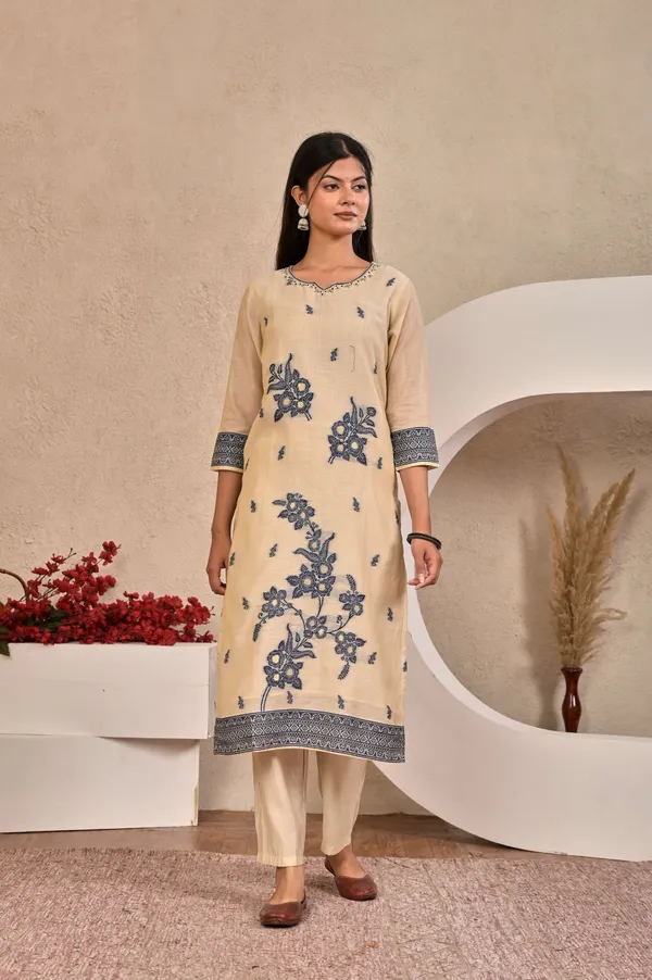 Women_Ethnic_Motif_Woven_Design_Chanderi_Jacquard_Kurta_with_Trousers_&_Dupatta