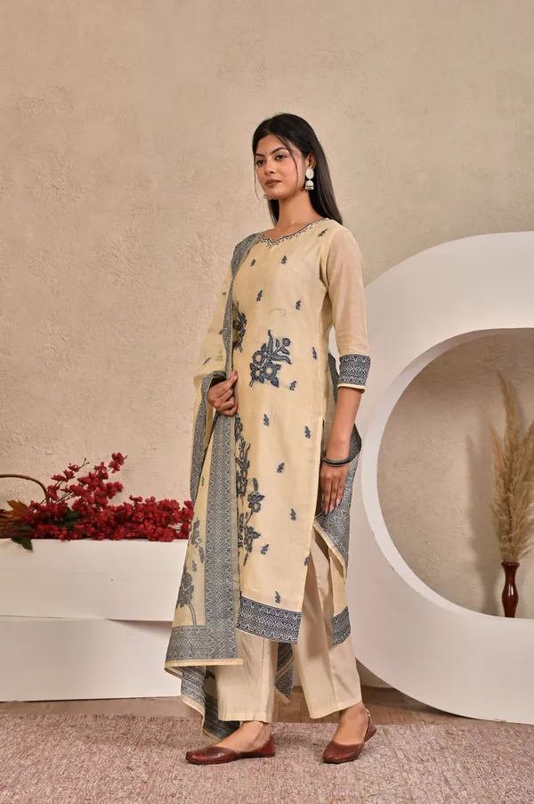 Women_Ethnic_Motif_Woven_Design_Chanderi_Jacquard_Kurta_with_Trousers_&_Dupatta