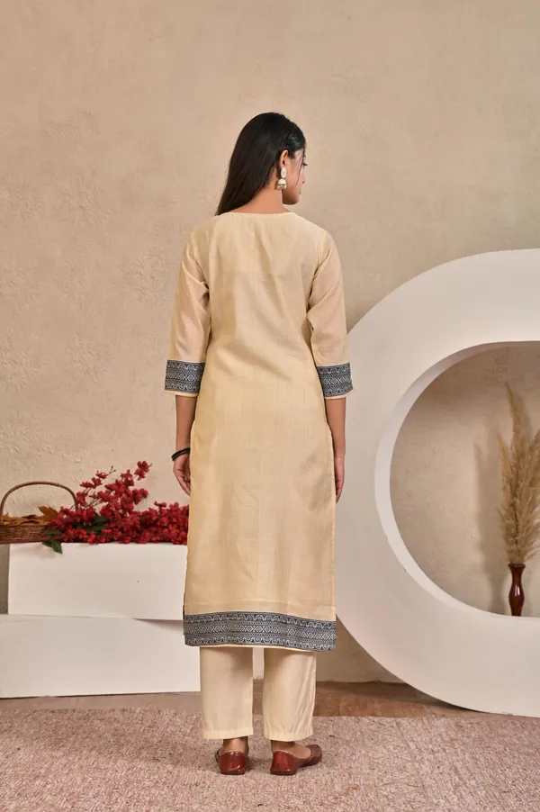 Women_Ethnic_Motif_Woven_Design_Chanderi_Jacquard_Kurta_with_Trousers_&_Dupatta