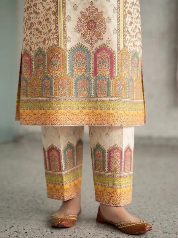 Women_Ethnic_Motifs_Printed_Regular_Tunic_with_Trouser_Co-Ord_Set