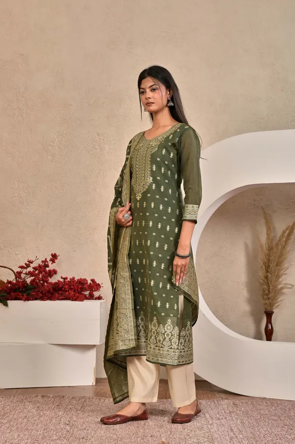Women_Ethnic_Motifs_Printed_Straight_Kurta_Set_with_Trousers_&_Dupatta