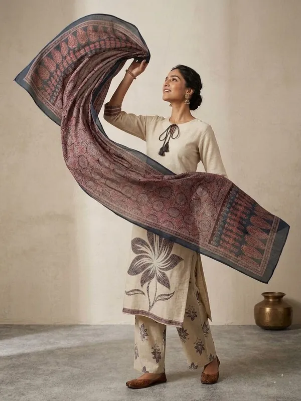 Women_Ethnic_Print_Regular_Fit_Kurta_with_Trousers_&_Dupatta