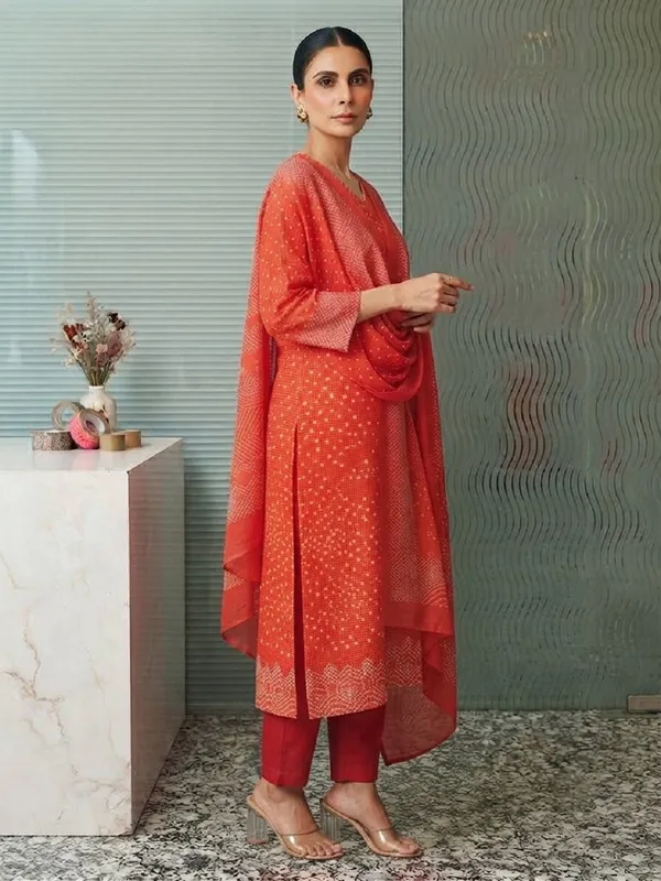 Women_Floral_Thread_Work_Regular_Kurta_Set_with_Trousers_&_Dupatta