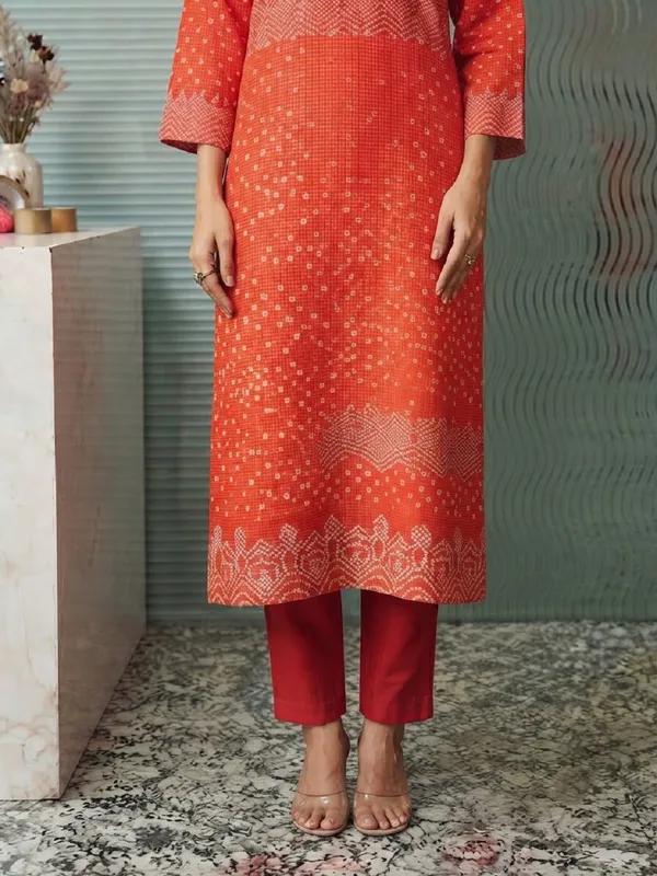 Women_Floral_Thread_Work_Regular_Kurta_Set_with_Trousers_&_Dupatta