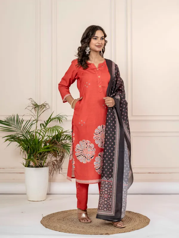 Women_Ethnic_Motifs_Printed_Regular_Fit_Handloom_Flex_Kurta_Set_with_Trousers_&_Dupatta