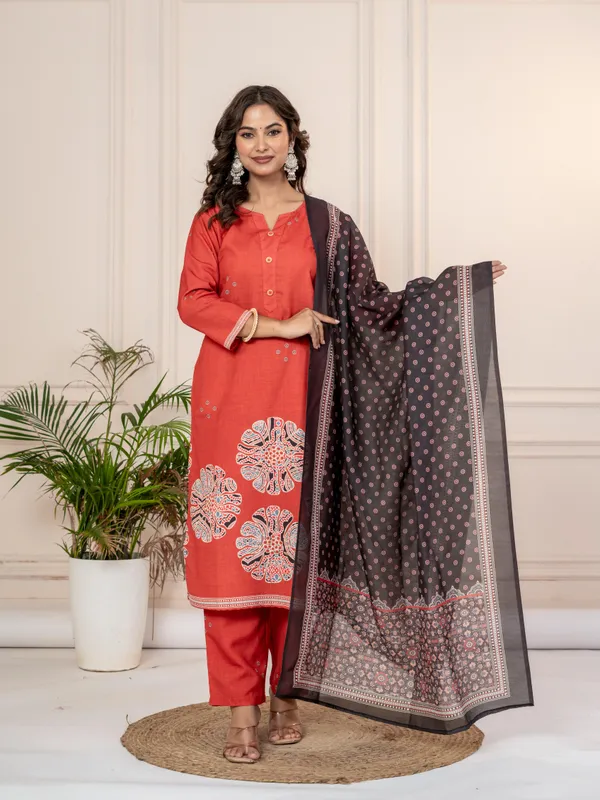 Women_Ethnic_Motifs_Printed_Regular_Fit_Handloom_Flex_Kurta_Set_with_Trousers_&_Dupatta