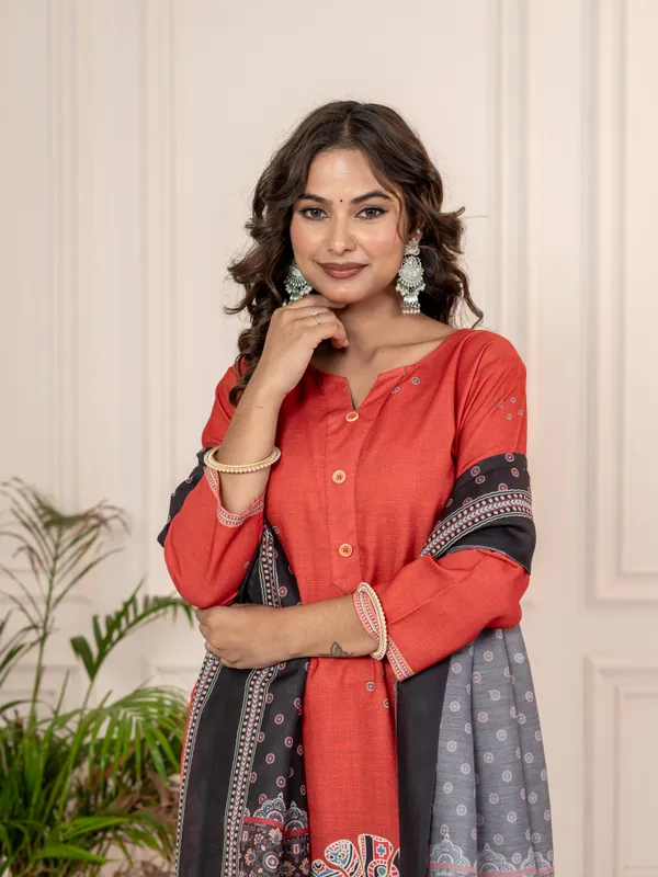 Women_Ethnic_Motifs_Printed_Regular_Fit_Handloom_Flex_Kurta_Set_with_Trousers_&_Dupatta