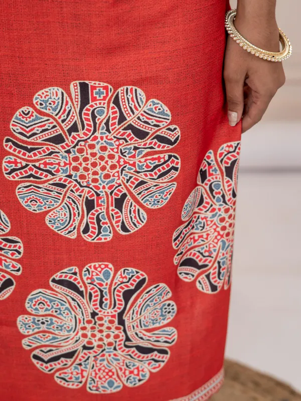 Women_Ethnic_Motifs_Printed_Regular_Fit_Handloom_Flex_Kurta_Set_with_Trousers_&_Dupatta