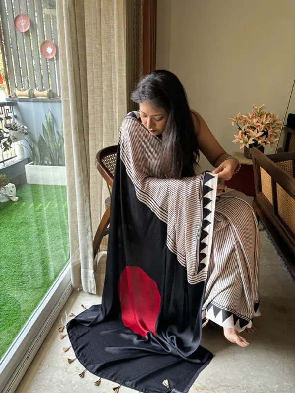 CREAM_COLOR_BLACK_PALLU_WITH_RED_BINDI_SEMI_MODAL_SILK_SAREE