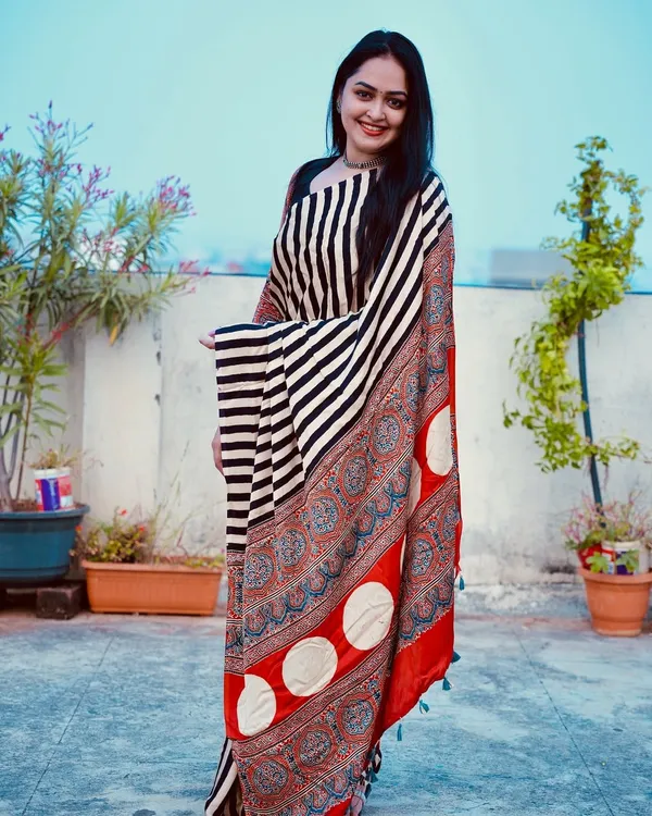 Cream_Digital_Print_Saree_With_Unstitched_Blouse_Piece_|_Ideal_For_Festive_&_Party_Wear