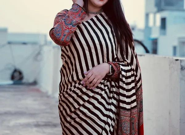 Cream_Digital_Print_Saree_With_Unstitched_Blouse_Piece_|_Ideal_For_Festive_&_Party_Wear